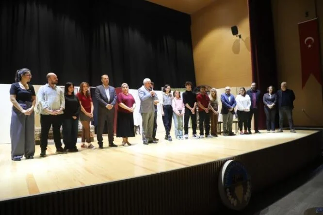 Turgutlu Belediyesi Yetişkin Tiyatro Ekibi ‘Yarınlara Geç Kalmadan’ ile Yeniden Sahnedeydi