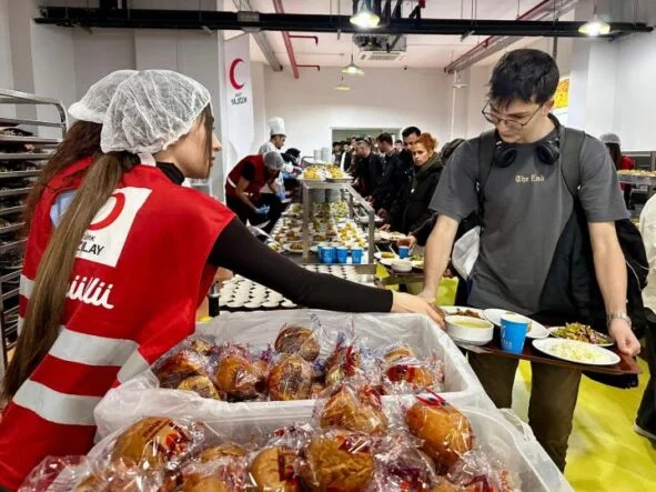 Türk Kızılay Manisa’dan Üniversite Öğrencilerine Ücretsiz İftar Sofrası