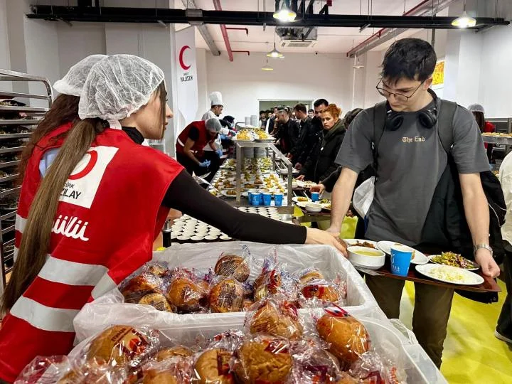 Türk Kızılay Manisa’dan Üniversite Öğrencilerine Ücretsiz İftar Sofrası