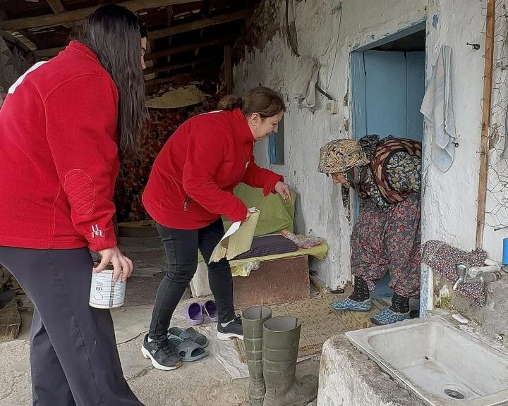 Türk Kızılay Manisa, 3 mahallede gıda kolisi dağıttı