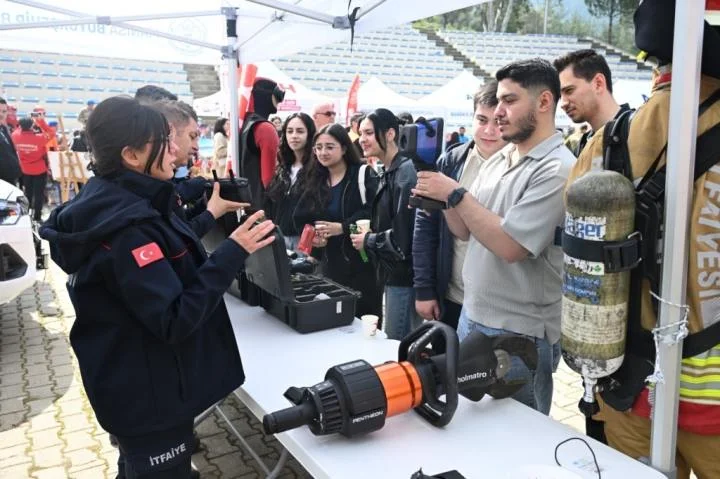 Manisa Büyükşehir’den “Afetlerde İnsan Olmak” Sempozyumuna destek…